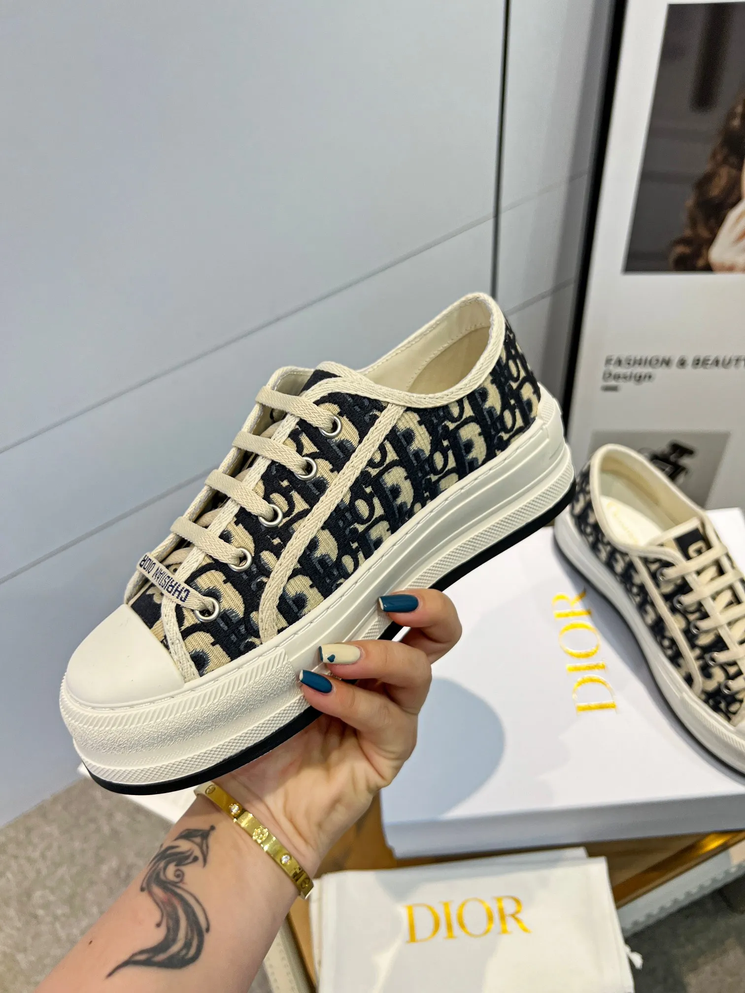 👟👟Ex-factory price 520👟👟 Dior Dior's latest spring and summer catwalk style casual thick-soled cloth shoes. It is hard to find one shoe in the counter. Jin Zhixiu has the same style with many Internet celebrities. The fried chicken on the feet is versatile, authentic Taikoo Hui purchase and development. High-end customized upper material, 3D electric embroidered three-dimensional cloth surface, the outsole is perfectly reproduced, the foot feels very comfortable, the original full set of packaging code number 35-40 (41 customized)